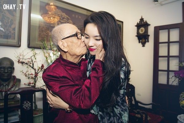 Nụ hôn 'gây bão' của giáo sư Vũ Khiêu và Kỳ Duyên.